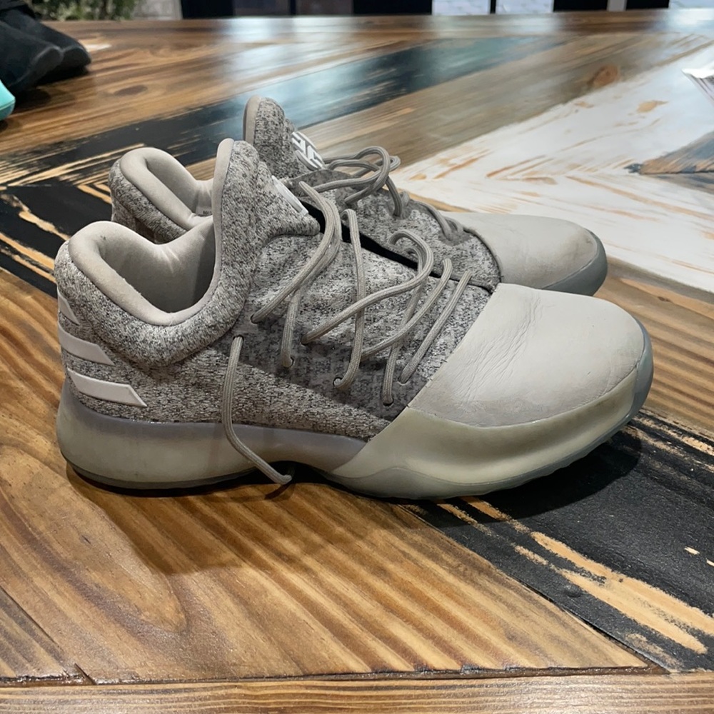 BASKETBALL SHOES